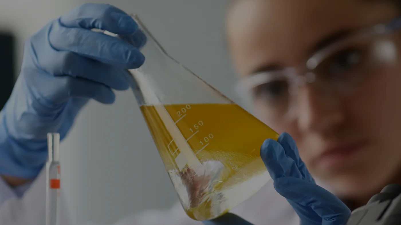 Análisis de aceite de motor de embarcación pesquera en laboratorio