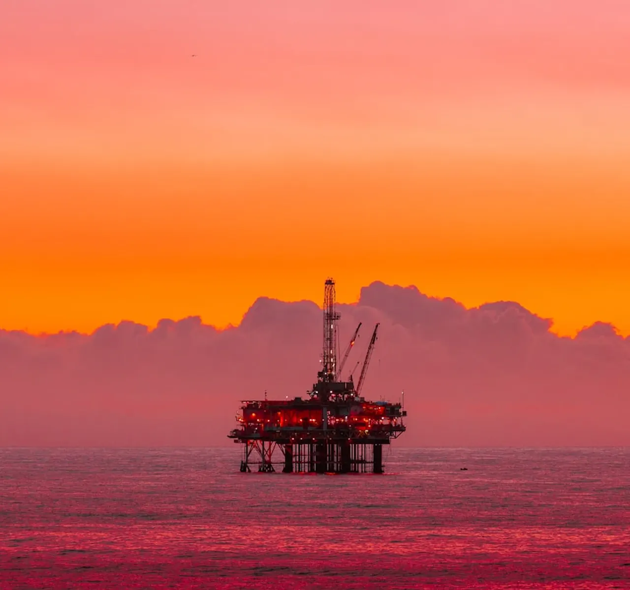 Plataforma petrolera al atardecer
